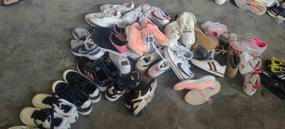Used women's shoes of various colors and international brands