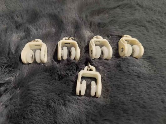 Vòng thép rèm hướng không tiếng động với hai bánh xe phổ quát, thang rèm